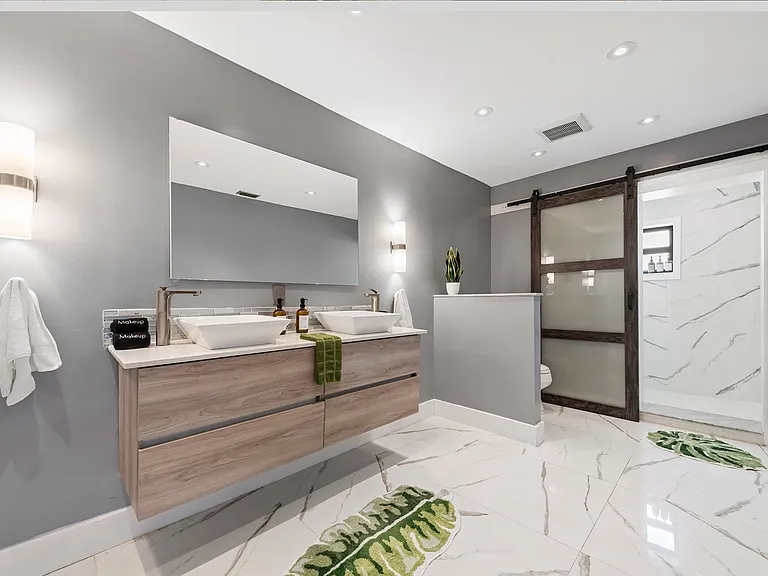 1010 NW 76th Ave — Photo 14