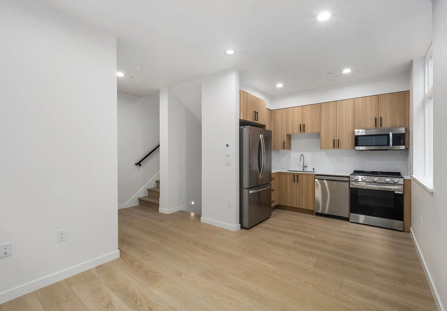 3 bed, 1420 sqft, $3,100 — Photo 3