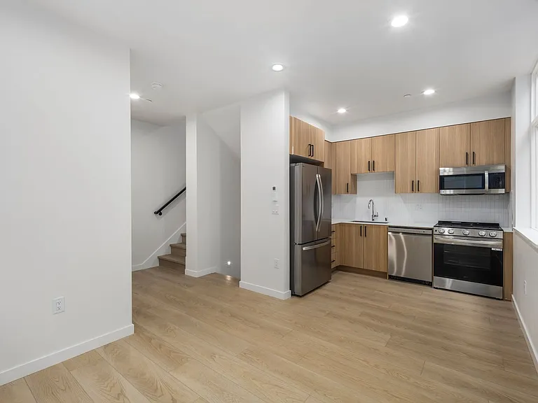 546 S Cloverdale St #D — Photo 3
