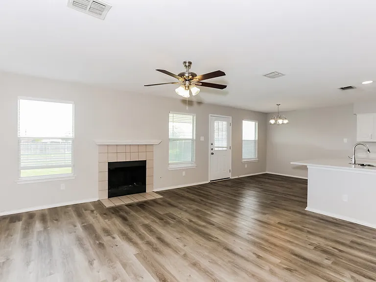 950 Silver Streak Dr — Photo 6