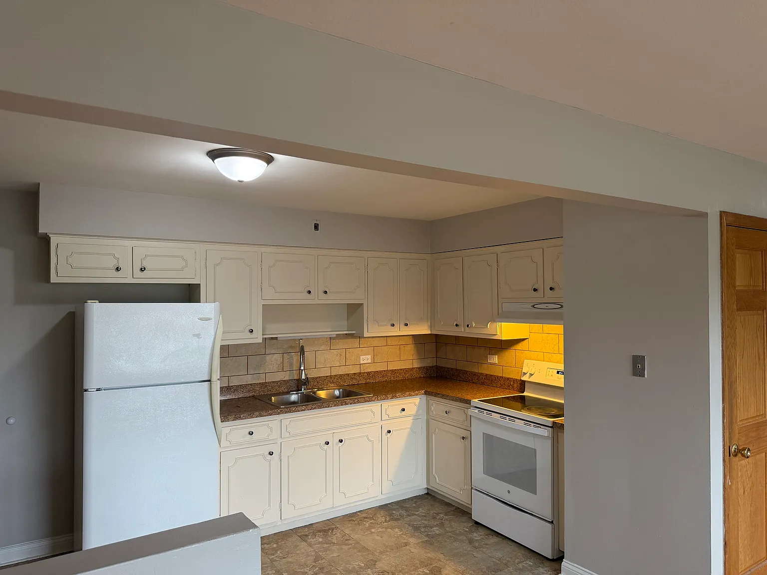 2 bed, 900 sqft, $1,600 — Photo 2