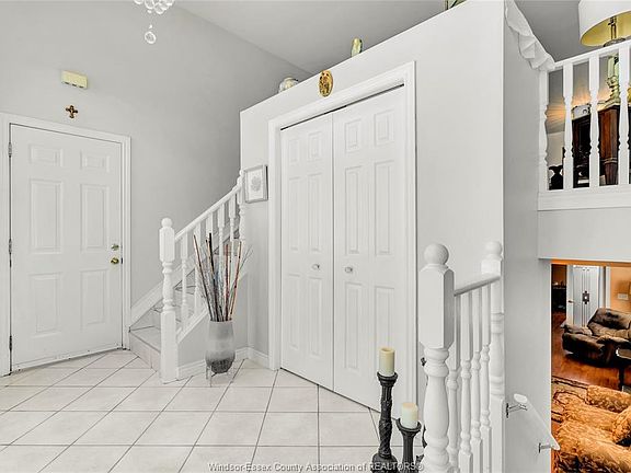4th image of 1078 Treverton Cres