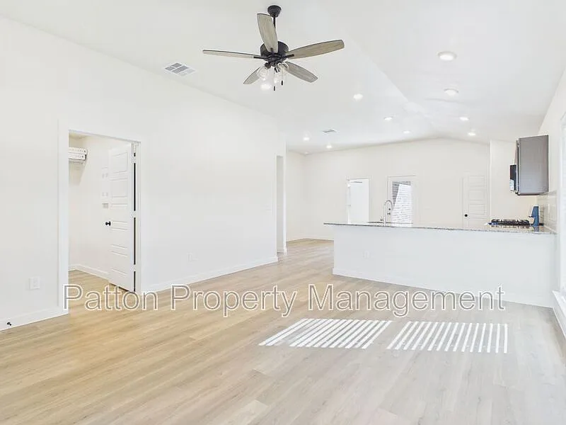3 bed, 2.0 bath, $2,100 — Photo 4