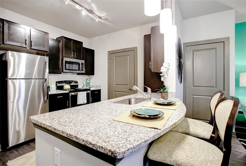 2 bed, 2.0 bath, 932 sqft, $1,535 — Photo 2