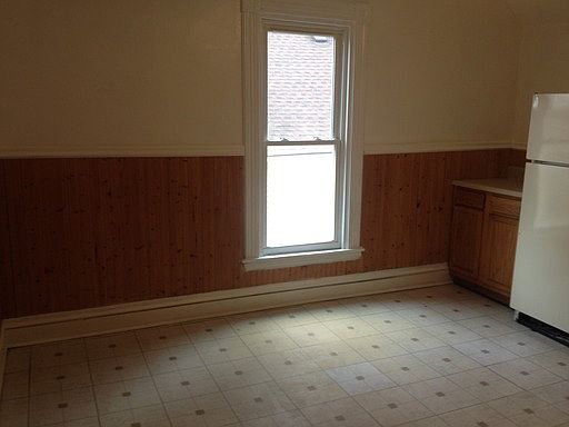 2nd image of 954 Bates St SE #2