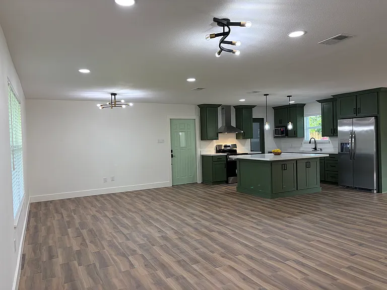 712 Harvey St — Photo 2