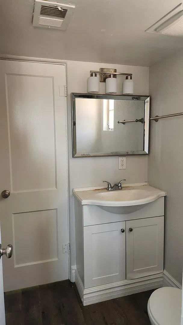 Great Centrally located 3 bedroom home with an upgraded interior — Photo 3