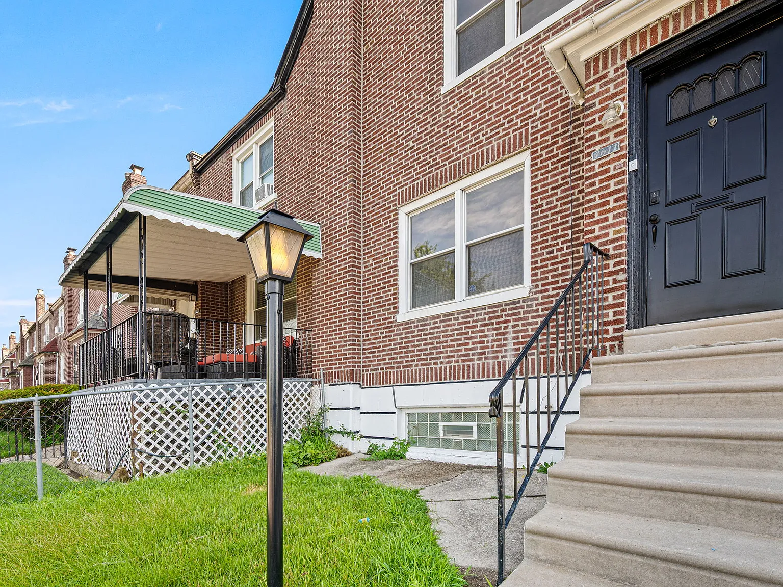 3 bed, 1.5 bath, 1224 sqft, $2,300 — Photo 2