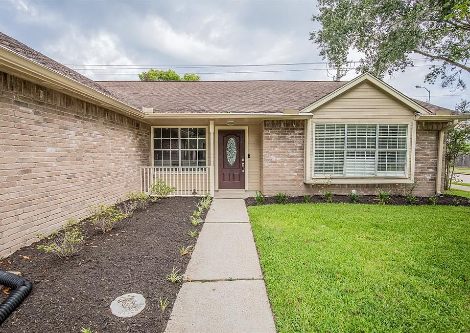 Vaulted ceilings, engineered wood-like flooring. Family room is open to the dining, kitchen and breakfast bar.
