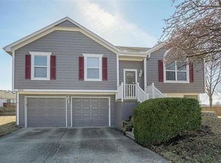 205 NE Beacon Pl, Lees Summit, MO 64086