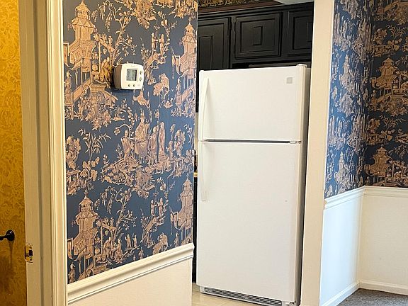 5th image of 3707 Camelot Dr