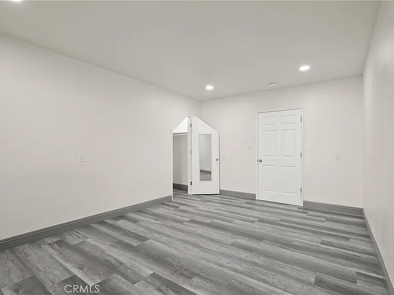 14335 Hamlin St — Photo 19