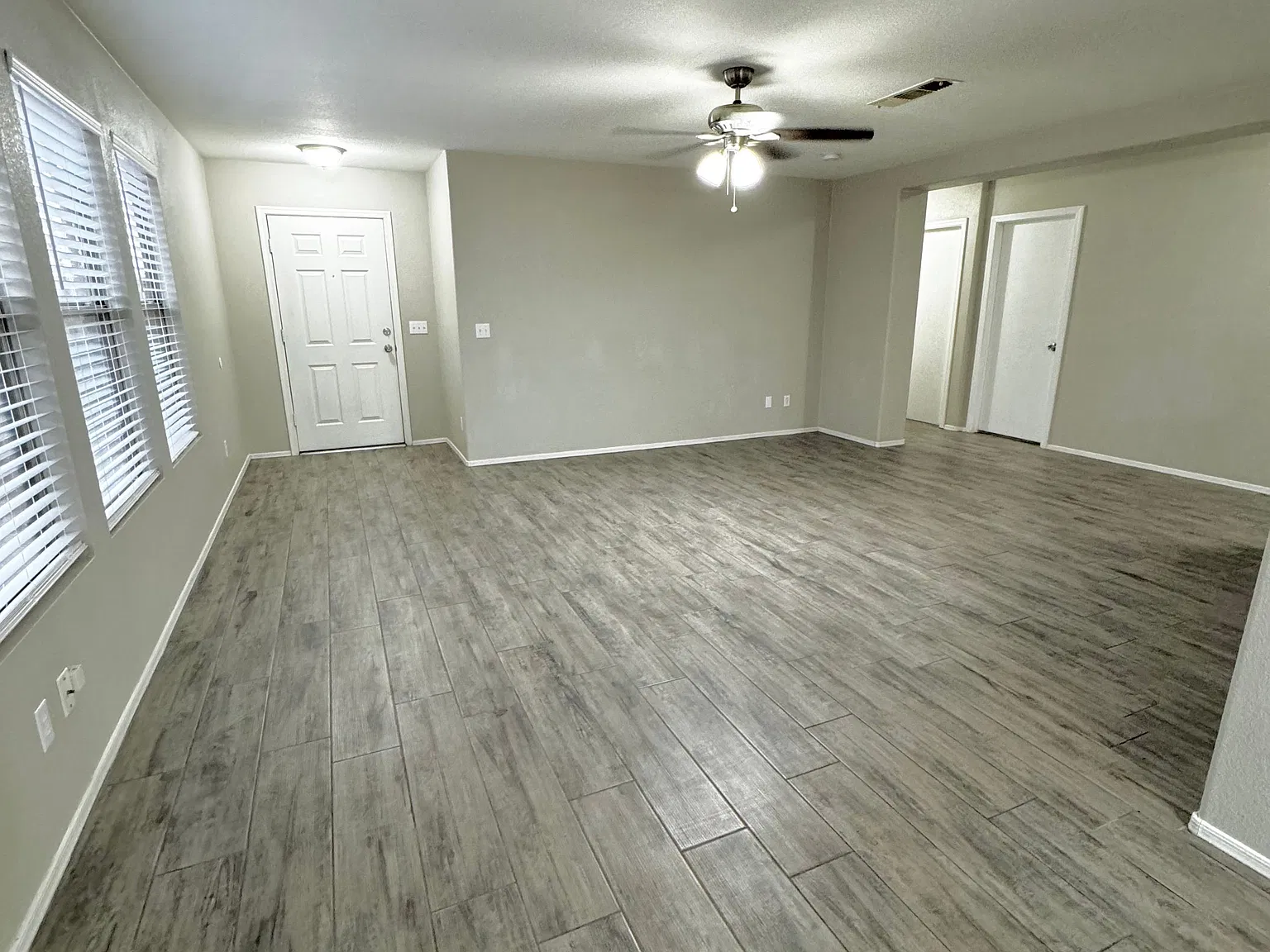 3 bed, 2.0 bath, 1413 sqft, $1,900 — Photo 3