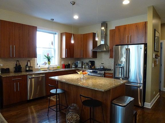 3rd image of 1647 N Artesian St #2