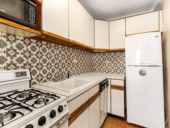 5th image of 241 E 76th St
