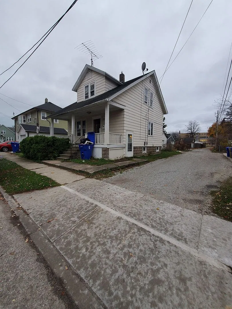 3 Bedroom 1.5 bathroom Single Family — Photo 1
