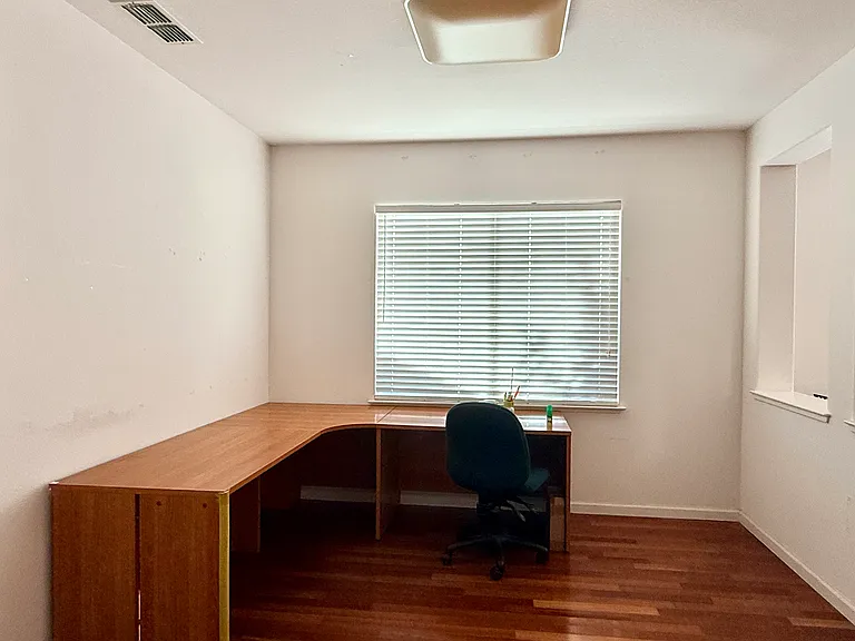 Versatile home office and study area