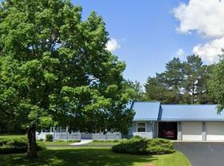 1935 N Dousman Rd, Oconomowoc, WI 53066