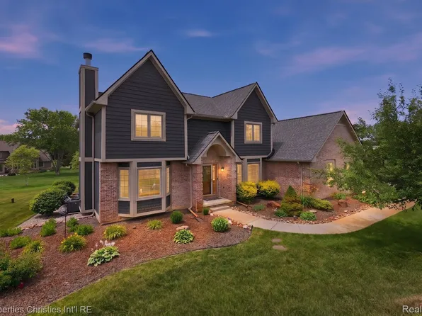 921 Kyle Ct, White Lake, MI 48383