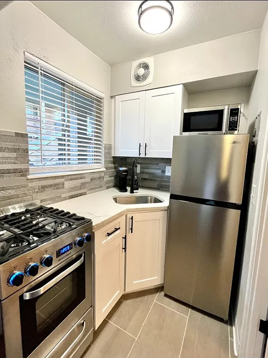 Building Photo - 2212 Ford St #4