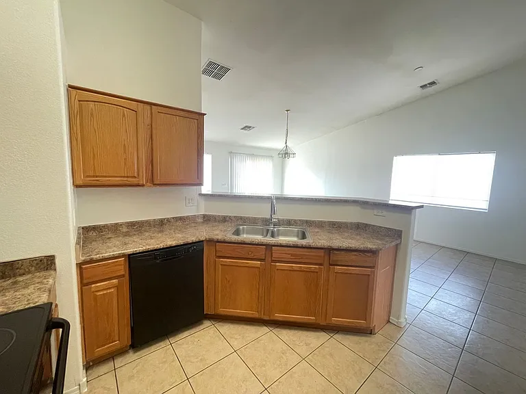915 W Bowker St — Photo 6