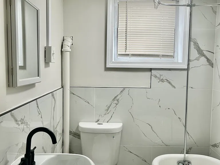 250 Orms St #1 — Photo 3
