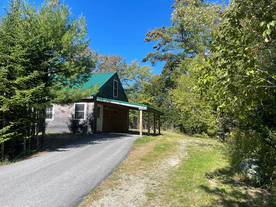 Quiet and private off road location 5 miles from Ellsworth, 2 miles from MDI