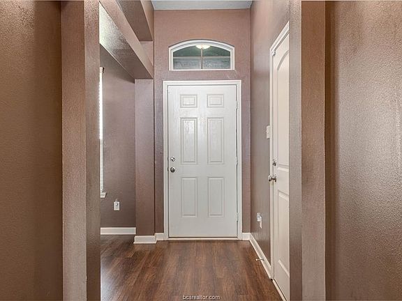 3rd image of 1048 Venice Dr