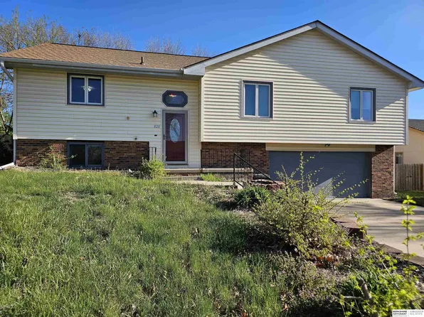 820 Spruce Dr, Papillion, NE 68046