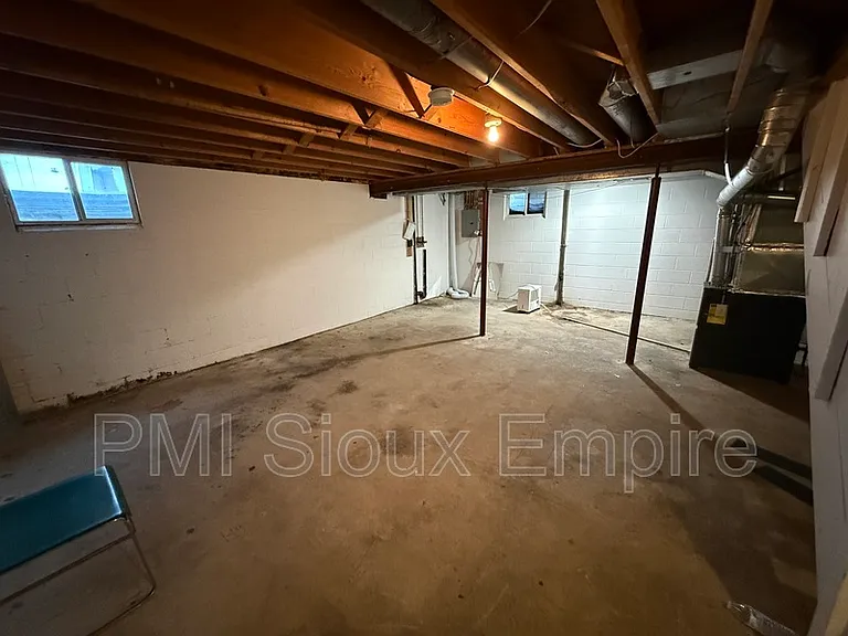 612 E 6th St — Photo 12