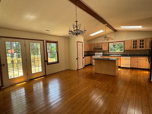 570 Seay Rd — Photo 3