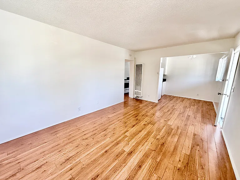 13645 Runnymede St #5 — Photo 2