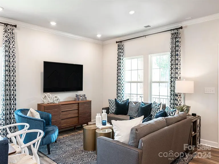 325 Cranford Dr — Photo 10