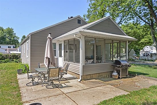 2nd image of 614 SW Ash Dr