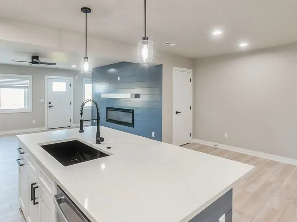 14428 Springbrook Trl, Urbandale, IA 50323