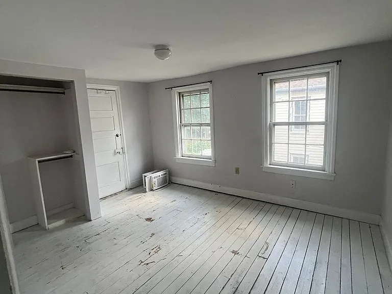 169 E Pomfret St — Photo 4