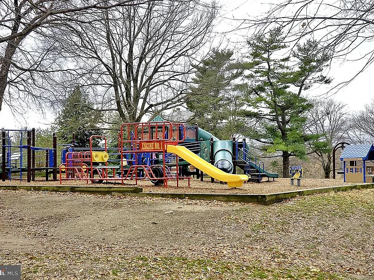 4720 Chevy Chase Dr #1 — Photo 17