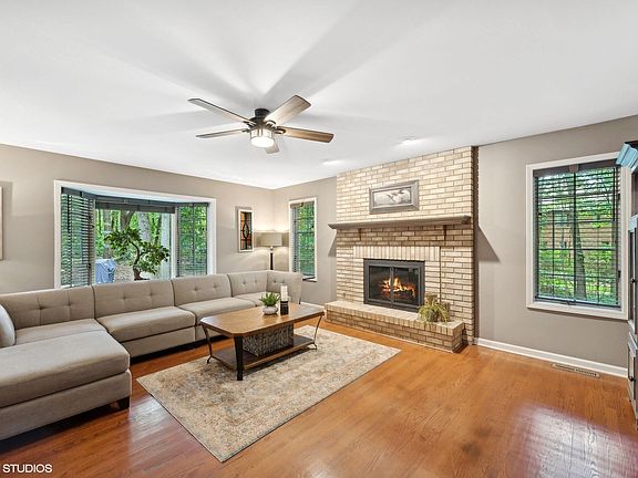 3rd image of 4507 Thornbury Dr E