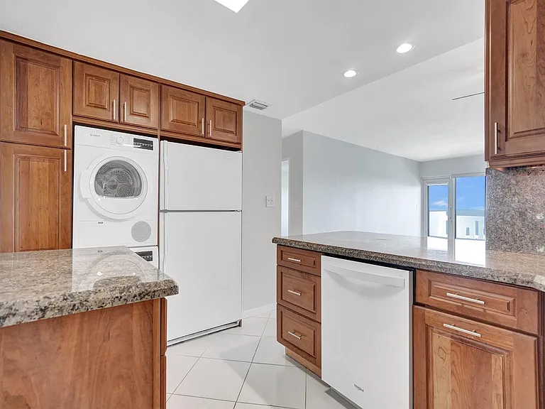 2100 S Ocean Dr #9L — Photo 3