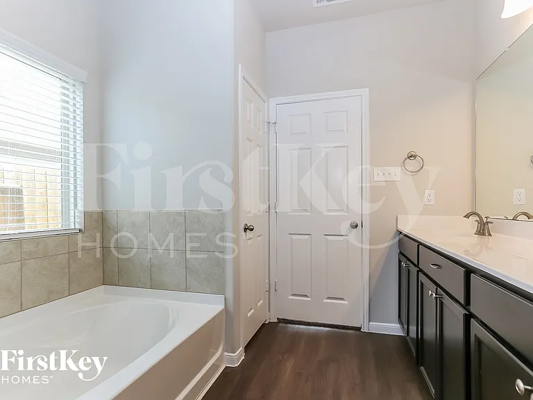 7215 Victorville Dr — Photo 10