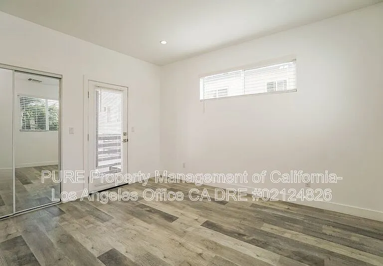 1340 N Kenmore Ave — Photo 15