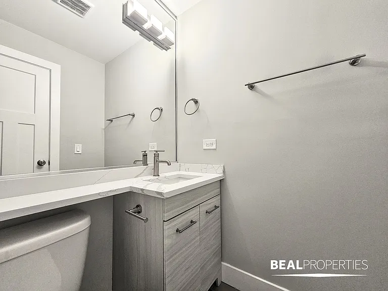 445 W Barry — Photo 21