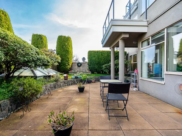 1765 Marine Dr #204, West Vancouver, BC V7V 1J5