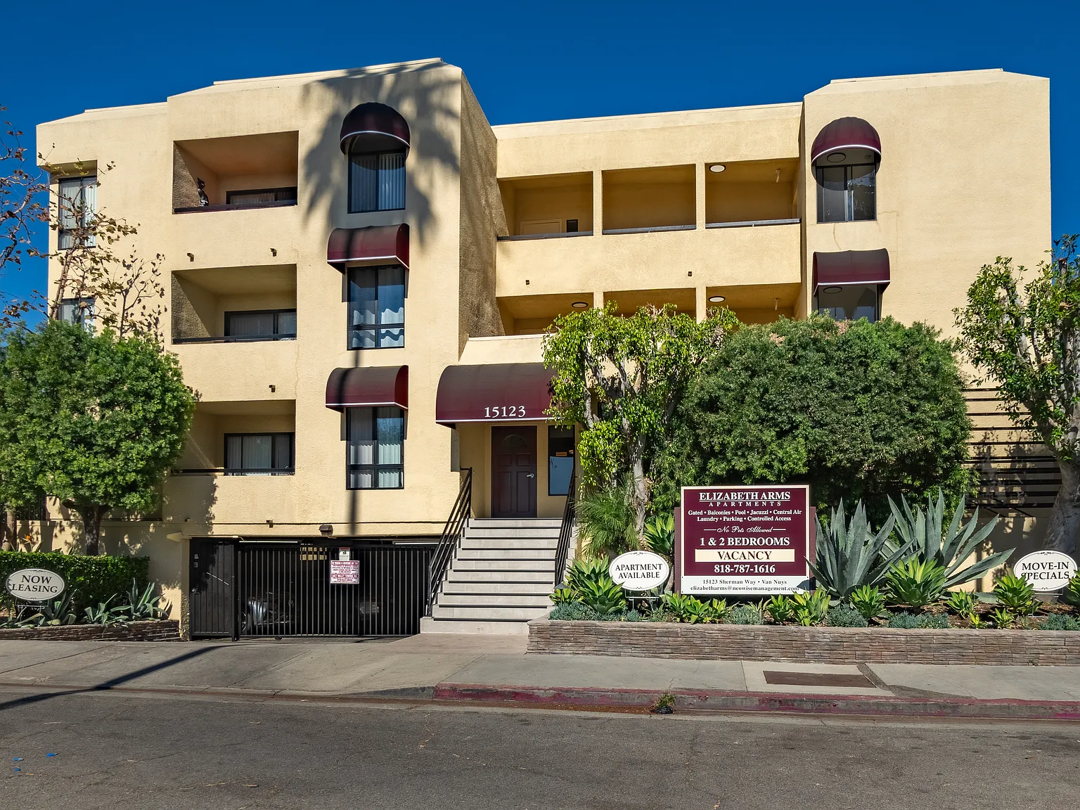 Elizabeth Arms Apartments — Photo 1