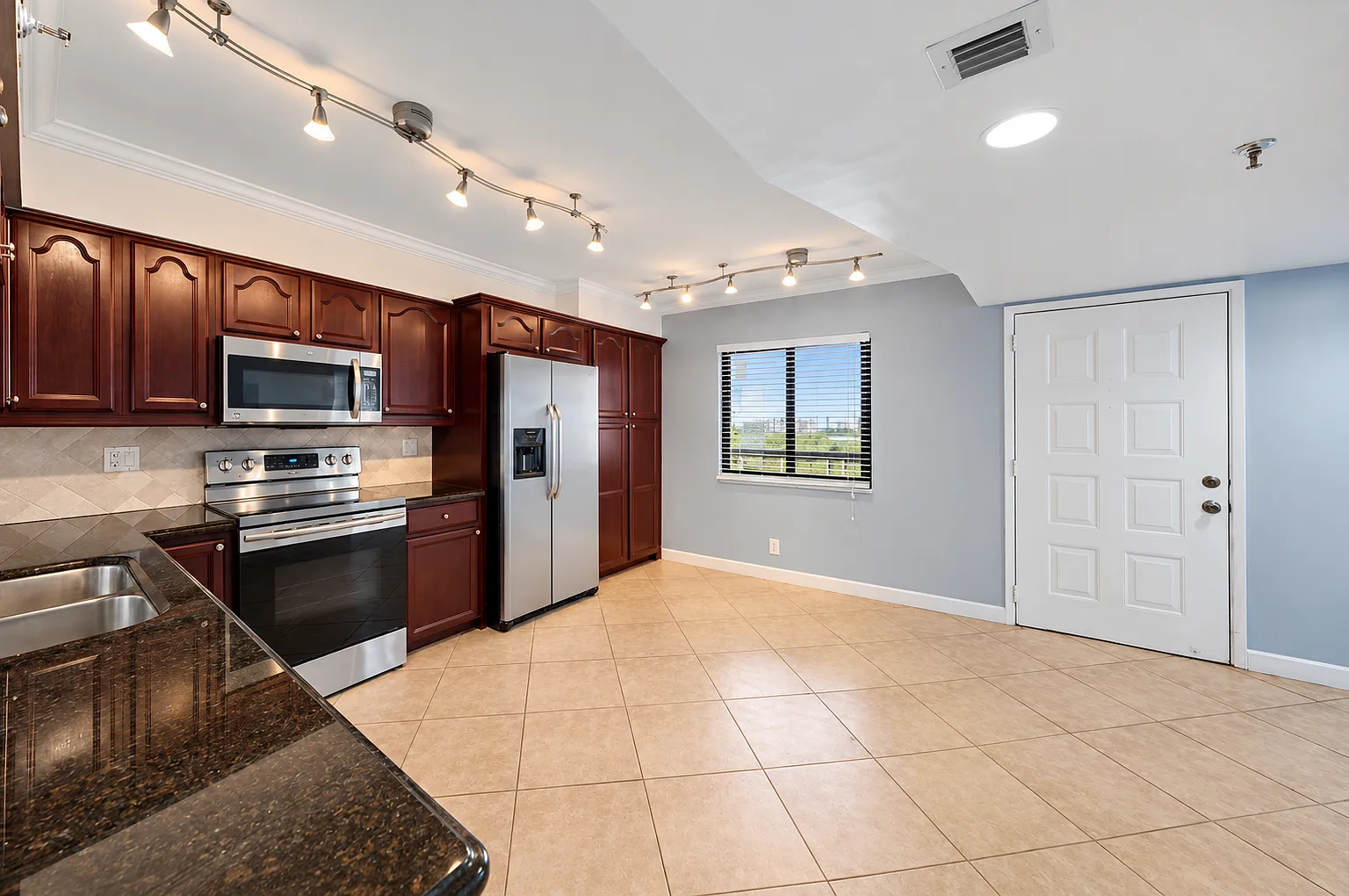 2 bed, 1222 sqft, $2,200 — Photo 2