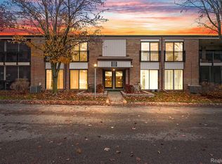18347 University Park Dr, Livonia, MI 48152