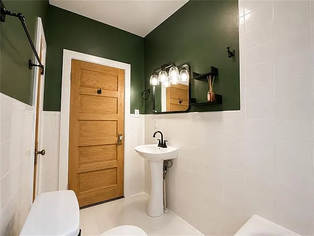9 Fontainebleau Dr #D — Photo 10