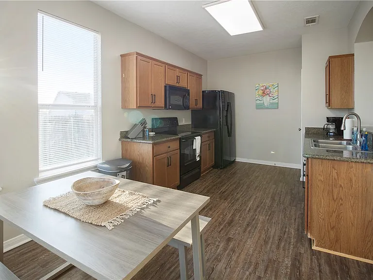 2903 McLaren Dr — Photo 8