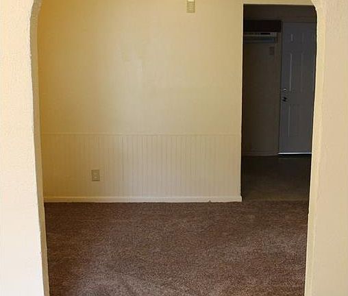 4th image of 215 E Park Place Dr