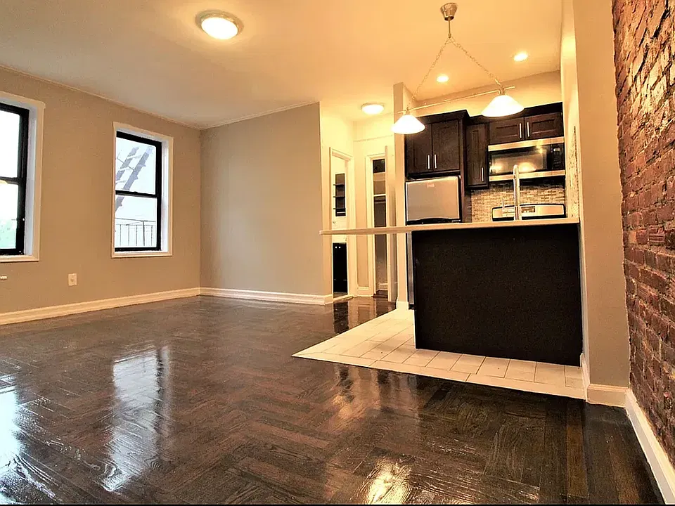 E 198th St